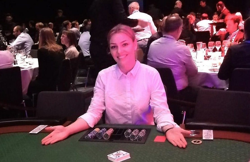 Dealer klar ved pokerbordet til firmafest efter middagen